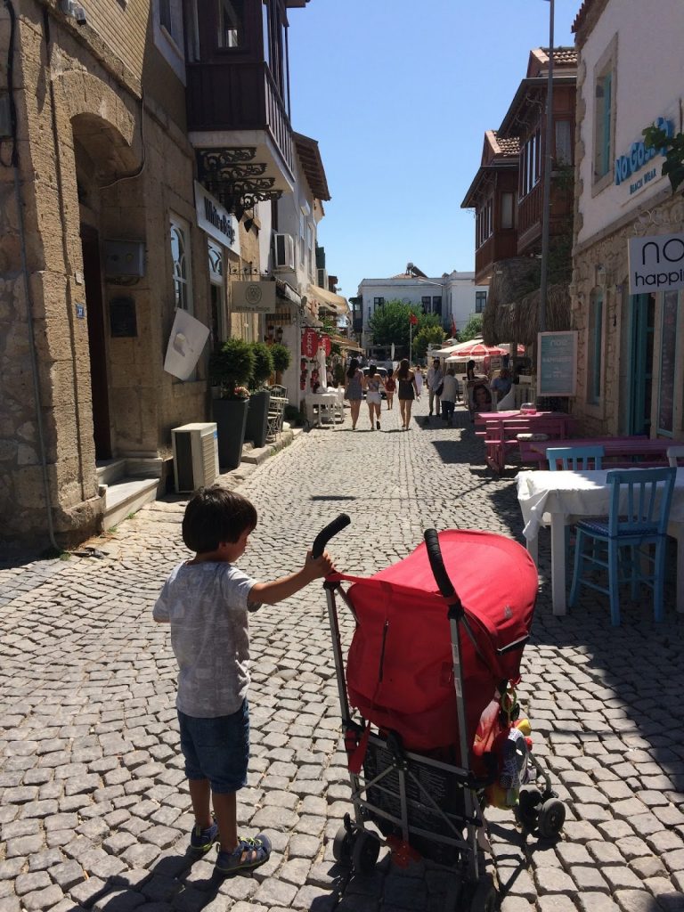 Alaçatı sokaklarında çocuklar ancak gündüz gezebilir Alaçatı sokaklarında çocuklar ancak gündüz gezebilir